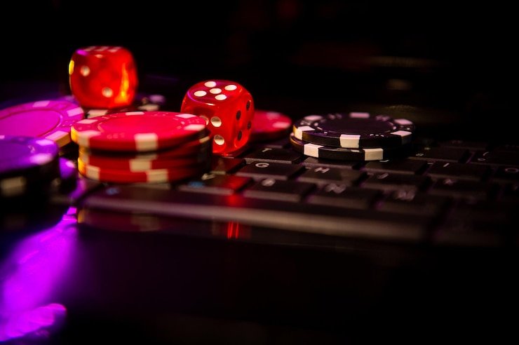 333v live-dealer interface with blackjack and roulette tables on mobile screen